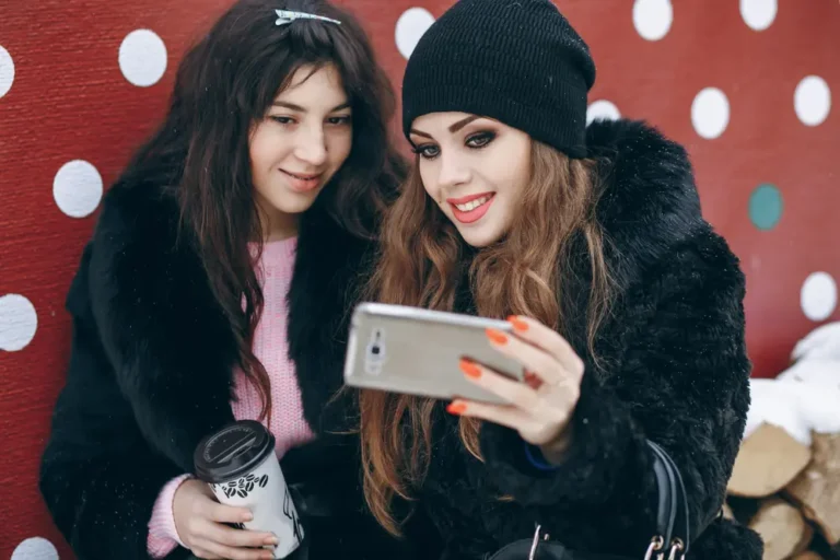 How Social Media Girls Shape Fashion, Beauty, and Lifestyle Trends