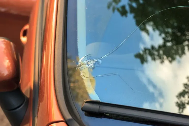 What To Do if Your Car Glass Cracks on the Road – Complete Guide
